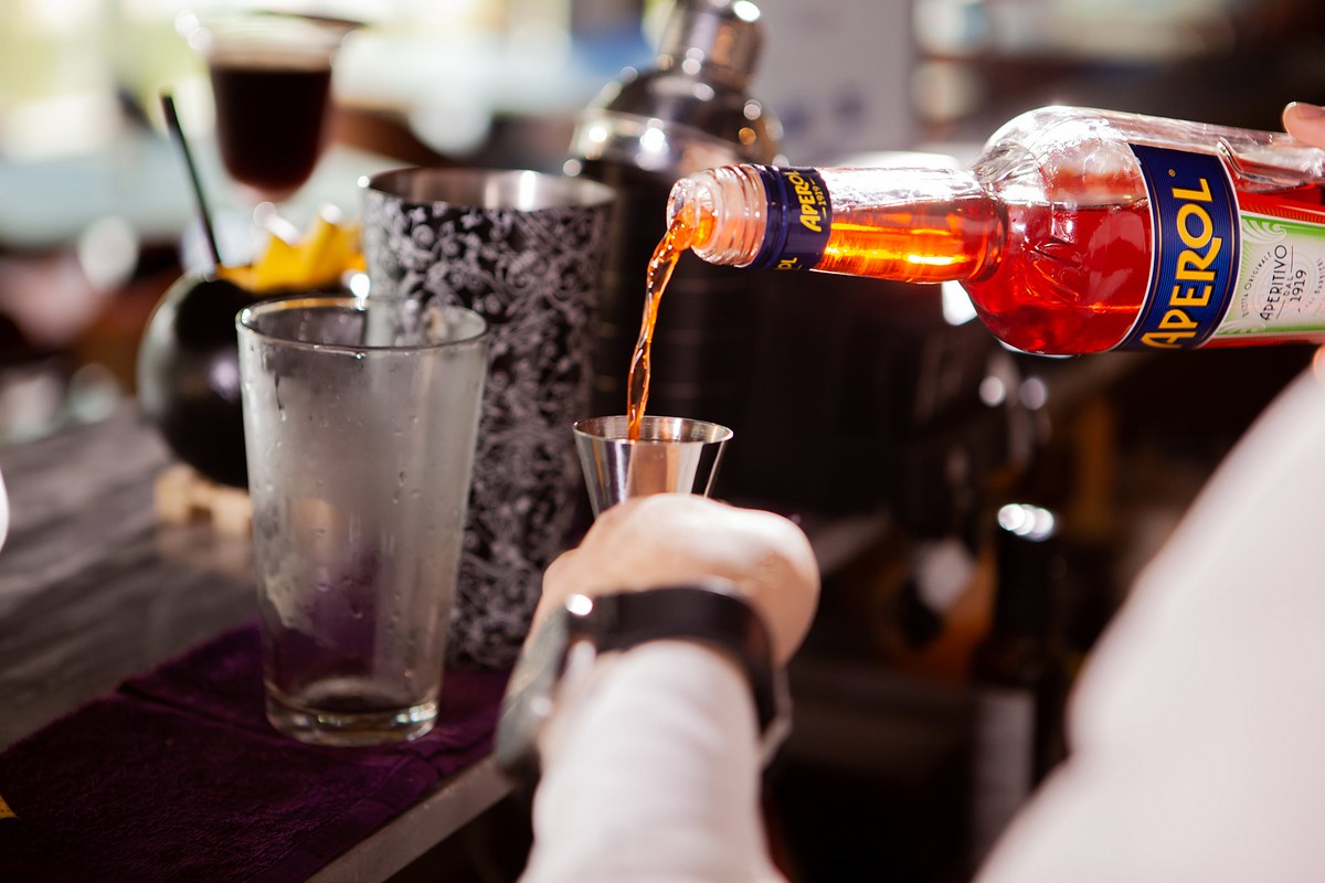 barman-in-white-shirt-pouring-drink