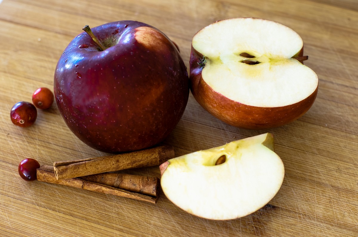 red-apples-with-cinnamon